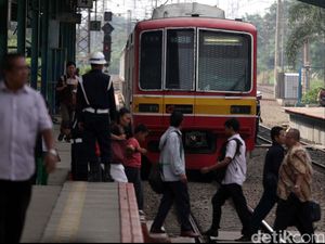 KCI: Kepadatan Penumpang KRL Pagi Ini Berkurang Dibanding Selasa Kemarin
