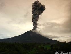 Hingga 2014, Kerugian Akibat Erupsi Gunung Sinabung Capai Rp 1,49 T