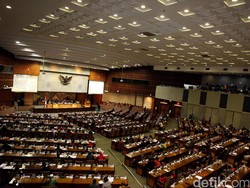 Poros Teuku Umar Vs Gondangdia Menggaung di Paripurna