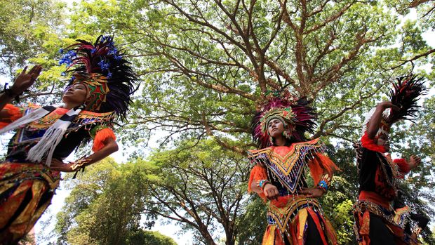 Penari Topeng Ireng dari Boyolali menampilkan Tari Dayakan Prajuritan saat acara Solo World Turism Day di Taman Balekambang, Solo, Jawa Tengah, Sabtu (27/9). Acara bertajuk Tourism and Community  Development itu digelar untuk peringatan hari pariwisata sedunia  2014 (World Tourism Day) yang selalu di peringati oleh seluruh pelaku industri pariwisata di dunia yang di inisiasi oleh United National World Tourism Organization.   ANTARA FOTO/Maulana Surya/Koz/pd/14.