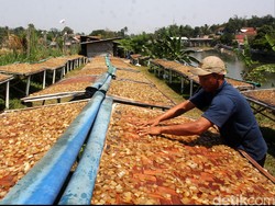 Bisnis Kerupuk Rambak Kulit Sapi Untung Besar Jelang Lebaran
