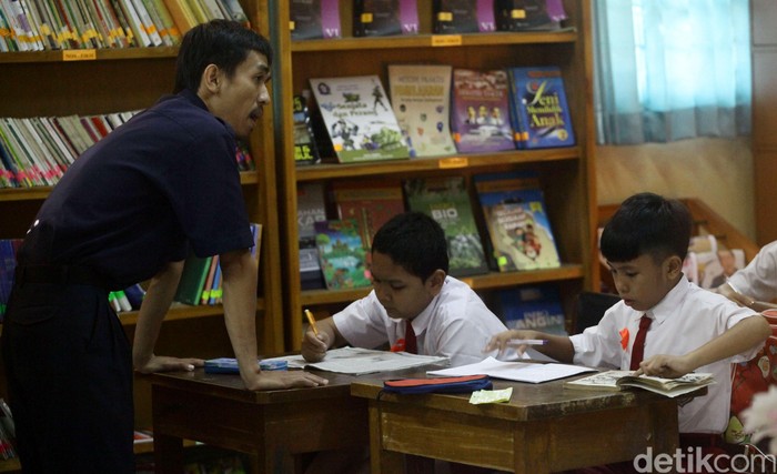 Pasca Kebakaran, SDN 11 Tebet Butuh Buku Pasca bangunan sekolahnya terbakar, para siswa SDN 11 Tebet, kini menumpang di SDN 17,18, dan 19 Tebet, Jakarta. Mereka kini kekurangan buku pegangan untuk guru dan siswa setelah buku-buku juga ikut terbakar.
