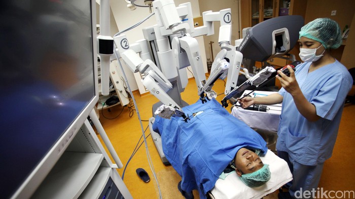 Kini operasi di RS Bunda Jakarta sudah bisa pakai robot. RS Bunda Jakarta mengenakan teknologi robotic surgery sejak tahun 2012. Teknologi asal Amerika ini merupakan yang pertama kalinya ada di Indonesia untuk kasus bedah Operasi Prostat, Operasi rahim dan kandungan, operasi saluran kemih dan gastrointestinal.