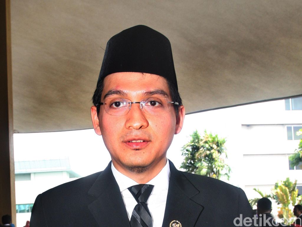 Lucky Hakim Diganti PAN dari DPR Lucky Hakim Diganti PAN dari DPR