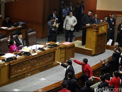 Kericuhan di 24 Jam Pertama DPR dan Palu Ceu Popong yang Mendunia