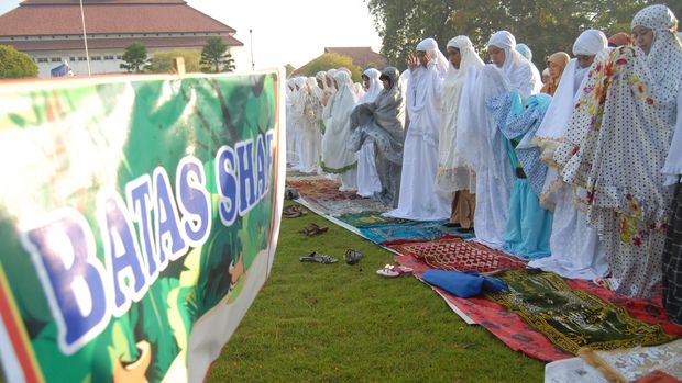 Warga Muhamadiyah melaksanakan sholat ed, di halaman kantor Bakorwil IV, Pamekasan, Jatim, Sabtu (4/10). Ratusan warga Muhamadiyah melaksanakan sholat Idul Adha 1435 H, lebih awal satu hari dari Idul Adha keputusan pemerintah yang ditetapkan jatuh pada hari Minggu, 5 Oktober 2014. ANTARA FOTO/Saiful Bahri/ed/ama/14