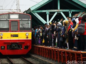 Perlukah Pemerintah Ubah Subsidi KRL Jadi Berbasis NIK? Perlukah Pemerintah Ubah Subsidi KRL Jadi Berbasis NIK?