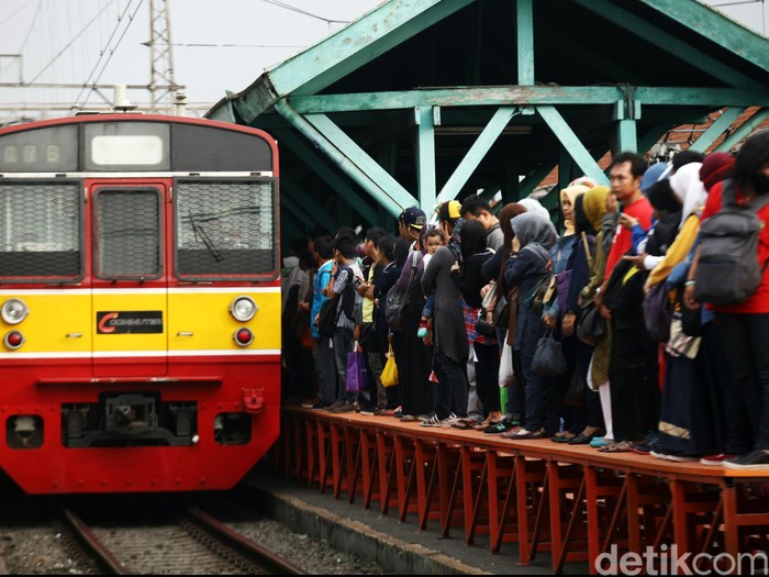 Tarif KRL Nail Per 15 Oktober Penumpang naik kereta commuter line di Stasiun Manggarai, Jakarta, Senin (6/10/2014). Pemerintah mengoptimalkan tarif dasar tiket kereta rel listrik (KRL) Jabodetabek. Namun, harga tiket yang dibayar penduduk tidak naik. pemerintah memperbesar budget subsidi atau Public Service Obligation (PSO) untuk KRL Jabodetabek.