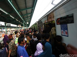 Berdesak-desakan di Commuter Line di Jam Kerja Masih Dalam Taraf Wajar?