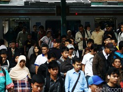 Penumpang Membeludak di Manggarai, Ini Alasan KAI Berlakukan Rute Baru KRL