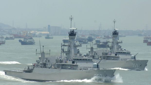 Dua buah Kapal Republik Indonesia (KRI) jenis Multi Light Role Fregate (MLRF), KRI Bung Tomo (TOM)-357 dan KRI Usman Harun (USH)-359 melakukan 