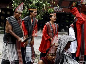 Liburan ke Samosir, Menari Tor-tor Bareng Boneka Sigale-gale