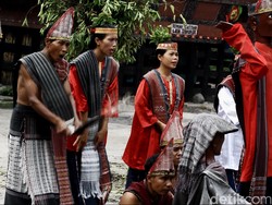 Liburan ke Samosir, Menari Tor-tor Bareng Boneka Sigale-gale