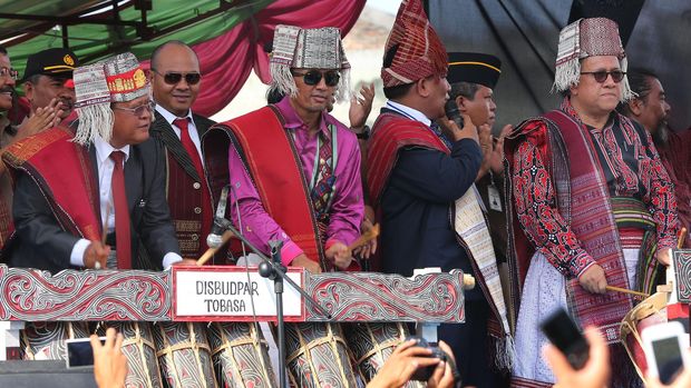 Gubernur Sumut Gatot Pujo Nugroho (tengah) didampingi Wamen Parekraf Sapta Nirwandar (kanan) dan Bupati Toba Samosir Pandapotan Kasmin Simanjuntak (kiri) secara serentak menabuh gondang khas Batak pada pembukaan Festival Danau Toba di Balige, Toba Samosir, Sumut, Rabu (17/9). Festival yang berlangsung hingga 21 September menampilkan sejumlah perlombaan tradisonal dan budaya Batak. ANTARA FOTO/Edy Regar/IM/pras/14