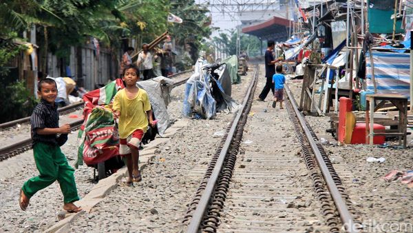 Potret Kehidupan Pinggir Rel yang Disebut Ganggu Kenyamanan