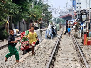 Kebangetan, Ada Warga yang Bikin Sumur Dekat Rel