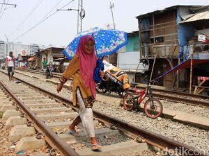 Soal Sampah dan PKL di Rel, KAI: Sekarang Ditindak, Besok Banyak Lagi