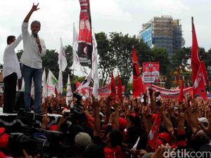 Dari Mana Massa Dapat Bendera PKI? Ganjar: Dugaan Saya, Sablon Sendiri Dari Mana Massa Dapat Bendera PKI? Ganjar: Dugaan Saya, Sablon Sendiri