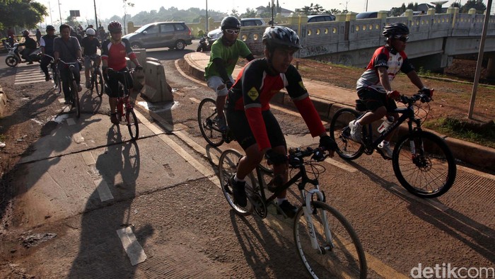 Bersepeda memang menyehatkan, tapi jika polusi apa tidak ancaman ya? (Foto: Agung Pambudhy)