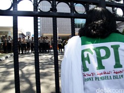 Polisi Bubarkan Aksi Ormas yang Sweeping Miras di Bar