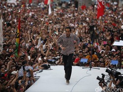 Buka Puasa Bareng Artis Salam Dua Jari, Jokowi Singgung Reshuffle Kabinet