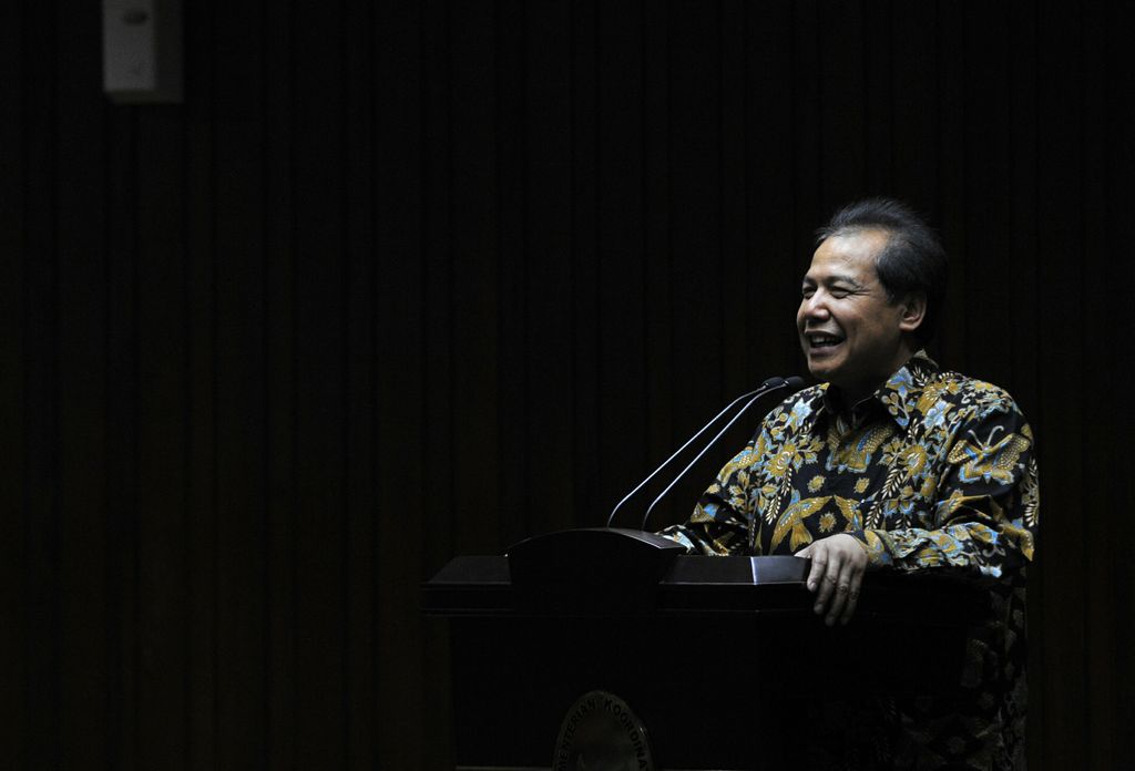 Menteri Koordinator Perekonomian Chairul Tanjung saat perpisahan sebagai Menko Perekonomian di Jakarta, Jumat (17/10). Chairul Tanjung akan mengakhiri masa tugasnya seiring dibentuknya kabinet baru di bawah pemerintahan Joko Widodo-Jusuf Kalla. ANTARA FOTO/Puspa Perwitasari/Rei/Spt/14.