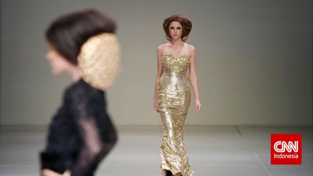 Peragaan busana rancangan desainer Barli Asmara dalam acara Bazzar Fashion Festival 2014 di Jakarta, Kamis 23 Oktober 2014. CNN Indonesia/Adhi Wicaksono.