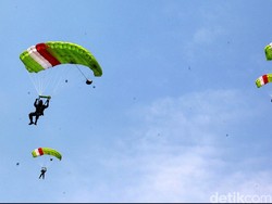 Jatuh Saat Latihan Persiapan HUT TNI AU di Halim, 2 Penerjun Cedera