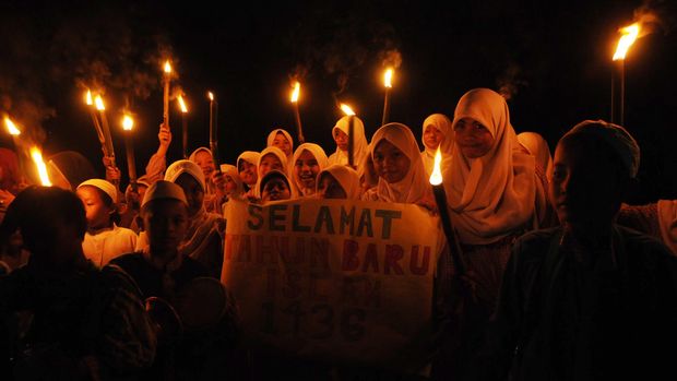 Puluhan anak warga Kelurahan Kemiri Muka mengikuti pawai obor di Jalan Juanda, Depok, Jawa Barat, Jumat (24/10) malam. Pawai obor tersebut digelar dalam rangka memperingati tahun baru Islam 1 Muharram 1436 H.  ANTARA FOTO/Indrianto Eko Suwarso/ss/mes/14