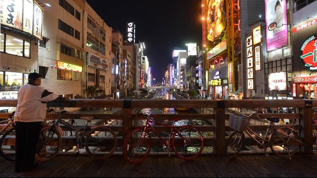 Wisatawan menikmati kawasan wisata Shinsaibashi di Osaka, Jepang, Jumat (24/10). Pemerintah Osaka membidik wisatawan muslim Indonesia untuk mengunjungi kawasan wisata nomor dua di Jepang itu dengan menerbitkan peta khusus bagi turis muslim serta penerbangan langsung Jakarta ke Osaka. ANTARA FOTO/Wahyu Putro A/ss/mes/14