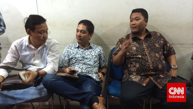 Tim manajerial PSIS Semarang ketika menunggu sidang Komisi Disiplin PSSI di Kantor PSSI, Senayan.