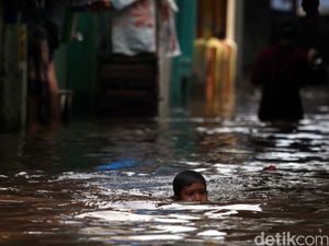 Mengapa Air Banjir Bisa Bikin Sakit? Ini Jawabannya Mengapa Air Banjir Bisa Bikin Sakit? Ini Jawabannya
