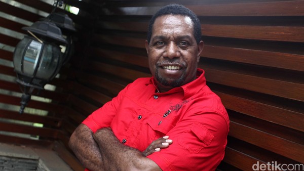 Edo Kondologit Edo Kondologit lahir di Malanu, Sorong, 5 Agustus 1967 umur 47 tahun merupakan seorang penyanyi jazz Indonesia. Sosoknya dikenal sebagai penyanyi beraliran jazz, dan kerap membawakan lagu-lagu rohani Kristen. Lewat suaranya pula Edo banyak melantunkan perdamaian melalui sejumlah organisasi sosial. Ia menikahi perempuan bernama Niar Septia Cahyana (Keko). Lewat pernikahan itulah dirinya dikarunia putri cantik, Itamar Lemuela Barbalina. File/detikFoto.