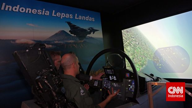 Petugas mengoperasikan Eurofighter Typhoon Simulator pada Indo Defence Expo 2014 di JIEXPO Kemayoran, Jakarta, Rabu 5 November 2014. Pameran industri pertahanan berskala internasional ini diikuti sekitar 15 ribu delegasi dan 600 perusahaan dari 50 negara.  CNN Indonesia/Adhi Wicaksono.