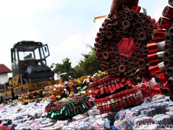 Polisi Bubarkan Pemuda Tanggung yang Main Petasan di Pintu Monas Timur
