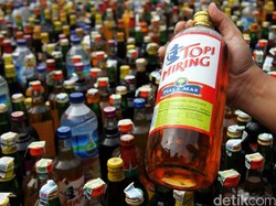 Polisi Gerebek Pabrik Rumahan Miras Oplosan di Padang