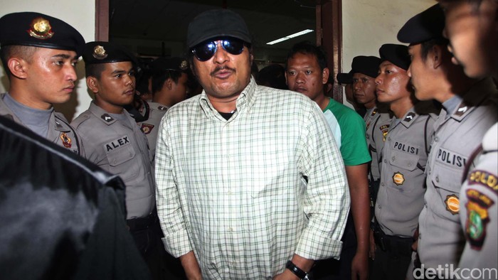 Terdakwa kasus pembunuhan bos PT Sanex Steel Tan Hari Tantono alias Ayung, John Kei mengikuti sidang dengan agenda pembacaan tuntutan di Pengadilan Negeri Jakarta Pusat, Selasa (4/12). John Kei dituntut 14 tahun penjara oleh Jaksa Penuntut Umum (JPU), sementara kedua anak buahnya Joseph Hanungan dan Muklis yang diduga turut serta dalam melakukan aksi pembunuhan dituntut 2 tahun penjara. File/detikFoto.