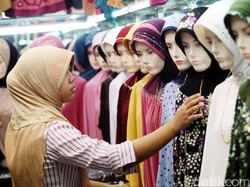 Awas Tertelan, Jangan Biasakan Gigit Jarum Pentul Saat Rapikan Kerudung