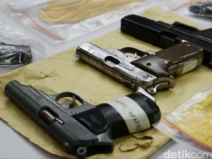 Warga Aceh Timur Serahkan Senjata dan Granat Aktif ke Polisi