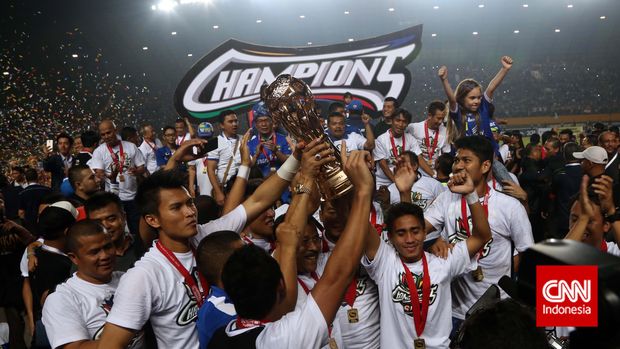 Persib Juara Sejumlah Pemain Persib Bandung mengangkat trophy juara saat merayakan kemenangannya dalam adu penalti pada Final Liga Super Indonesia antara Persib Bandung VS Persipura Jayapura , di Stadion Jakabaring, Sumsel, Jumat 7 November 2014. CNN Indonesia/Adhi Wicaksono.