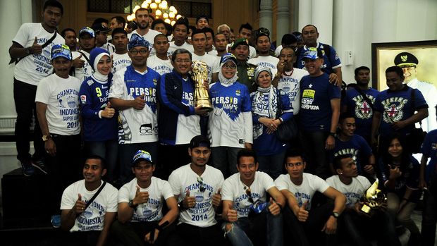 PESTA KEMENANGAN PERSIB Pesepakbola Persib Bandung, Ferdinand Sinaga mengangkat Trofi Piala Indonesian Super League (ISL) saat berkenalan pada pesta kemenangan di Kantor Pemerintah Provinsi Jawa Barat, Gedung Sate, Bandung, Jawa Barat, Minggu (9/11). Pesta dipersembahkan untuk seluruh masyarakat Jawa Barat atas keberhasilan Persib Bandung menjadi Juara ISL setelah menunggu selama 19 tahun. ANTARA FOTO/Novrian Arbi/pd/14