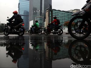 Ini Bahaya Naik Motor Pakai Sandal Jepit, Jangan Ditiru! Ini Bahaya Naik Motor Pakai Sandal Jepit, Jangan Ditiru!