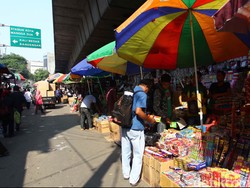 Pedagang Kembang Api dan Terompet Sepi Pembeli