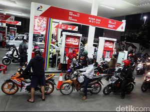 Penjualan Bensin Premium Anjlok 43%