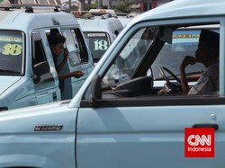 Parkir di Depan Pos Pol Terminal Senen, Mikrolet yang Masih Kredit Ini Raib