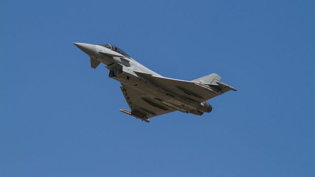 Eurofighter Typhoon tengah mengangkasa. CEO Eurofighter Alberto Gutierrez (kiri) bersalaman dengan Air Vice Marshall Inggris Graham Farnell (kanan) saat penandatanganan kontrak pengembangan radar Captor E-Scan senilai 1M euro. (19/11)