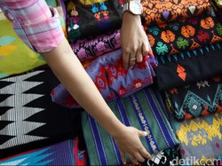 Nggak Pakai Nawar Sandiaga-Luhut Borong Kain Tenun Lombok