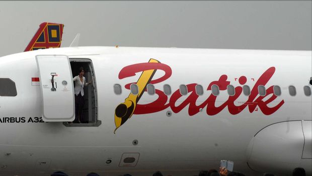 Pesawat baru Batik Air seri Airbus 320 tiba di terminal 1A, Bandar udara Soekarno-Hatta, Tangerang, Banten, Jumat (21/11). Lion Grup memesan tiga Airbus berkapasitas 144 kursi kelas ekonomi dan 12 kursi kelas bisnis pada tahap pertama dari 234 pesawat yang direncanakan. ANTARA FOTO/Lucky R./ed/ama/14
