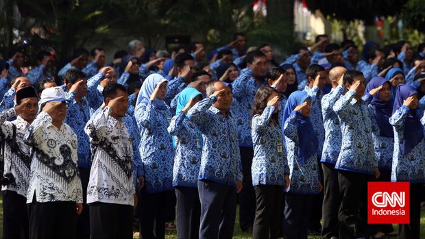 Sejumlah guru dan Staf kementerian mengikuti upacara peringatan Hari Guru Nasional di Kemenbuddikdasmen, Jakarta, Selasa 25 November 2014. Peringatan Hari Guru yang jatuh pada Tanggal 25 November ini mengusung tema 