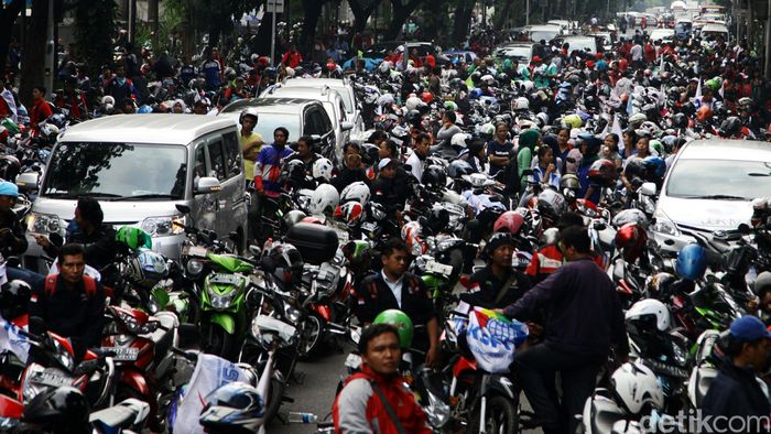 Buruh Minta UMP 2020 Naik 20%, Pengusaha: Tidak Realistis!